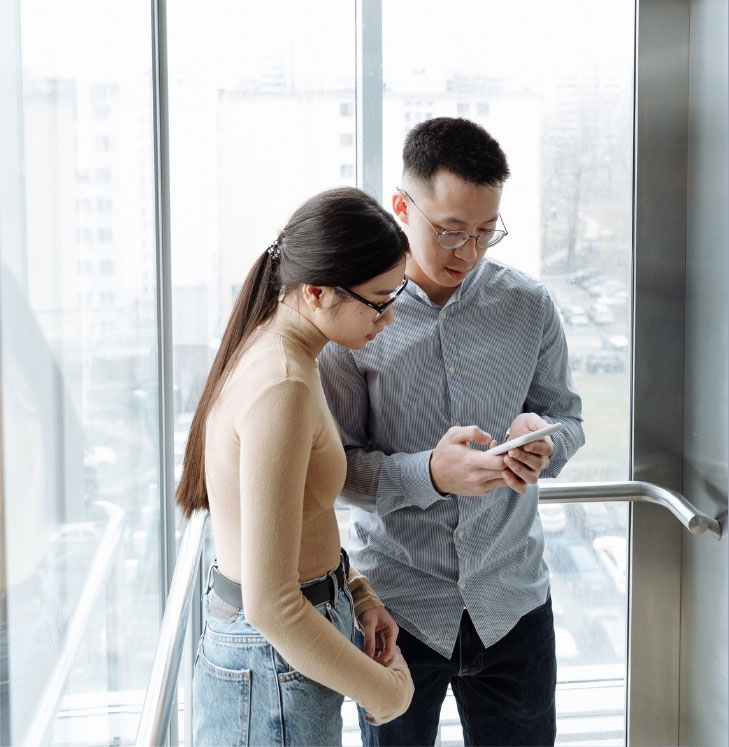 couple-in-glass-elevator
